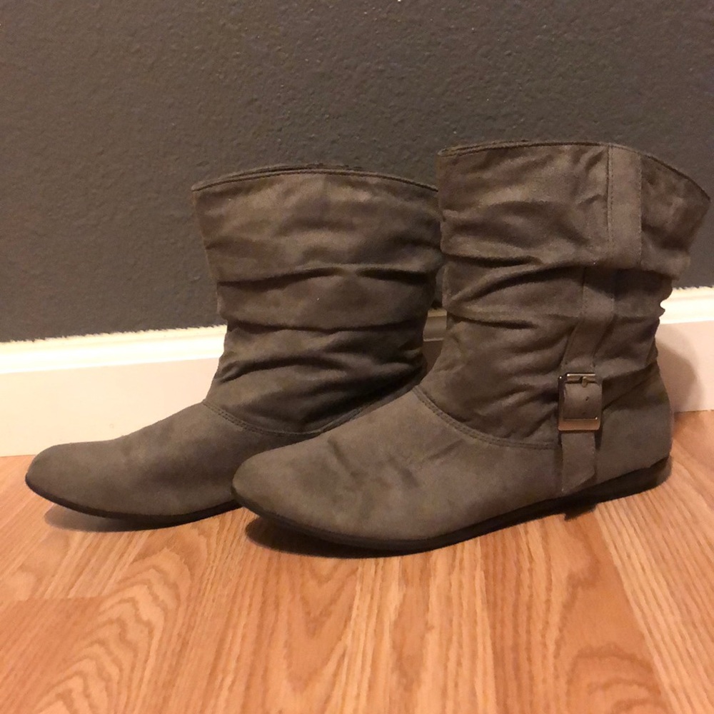Women’s 8 1/2 grey boots